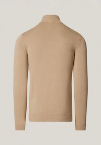 Beżowy sweter dziany z wysokim kołnierzem, długimi rękawami oraz ściągaczami na mankietach i dole. Gładka faktura, prosty fason i dopasowana sylwetka.