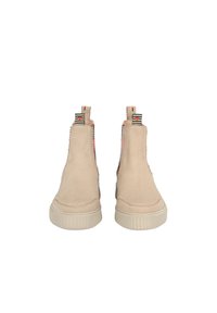 Beżowe zamszowe botki za kostkę z elastycznymi bokami, żebrowanymi podeszwami i paskami do ciągnięcia w paski z emblematem serca. Gładka tekstura, Casualowy design.