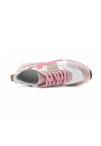 Sneaker sportivo con tomaia in pelle bianca, dettagli rosa e particolari in oro metallizzato. Presenta un cappuccio anteriore testurizzato e lacci rosa.