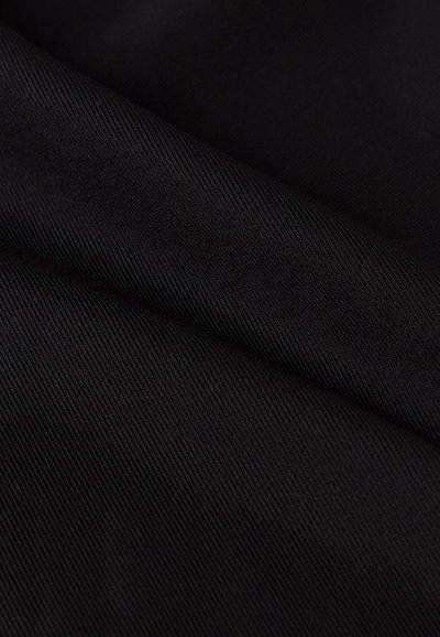 Mustmust kangas, millel on sooneline tekstuur, näha voldid ja peened tooni variatsioonid. Sile pind, keskmise kaalu. 