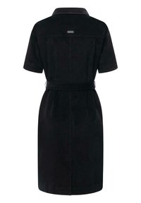 Musta vyöllä varustettu mekko, jossa on lyhyet hihat, kauluksellinen pääntie ja teksturoitu kangas. Takana on lappu, ja mekossa on suoraviivainen leikkaus, joka ulottuu polven alapuolelle.