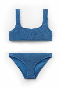 Blå strikket bikini sæt. Toppen har brede stropper og et struktureret mønster. Bunden har en tyndt taljebånd med matchende tekstur og farve.