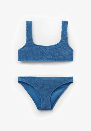 Blå strikket bikini sæt. Toppen har brede stropper og et struktureret mønster. Bunden har en tyndt taljebånd med matchende tekstur og farve.