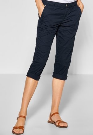 Pantalones capri de color navy con un ajuste relajado, dobladillos enrollados y bolsillos laterales. Están hechos de una tela ligera y texturizada, y cuentan con un cierre de botón.