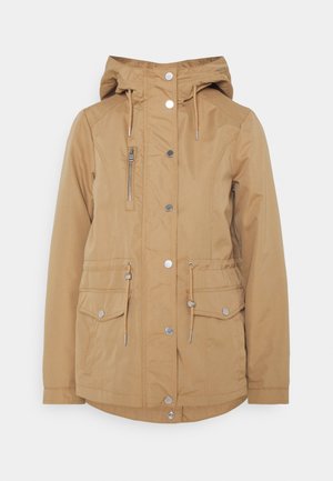 Veste à capuche couleur fauve avec boutons-pression à l'avant, poche poitrine zippée, cordons à la taille et à la capuche, et deux poches à rabat avec fermeture pression.