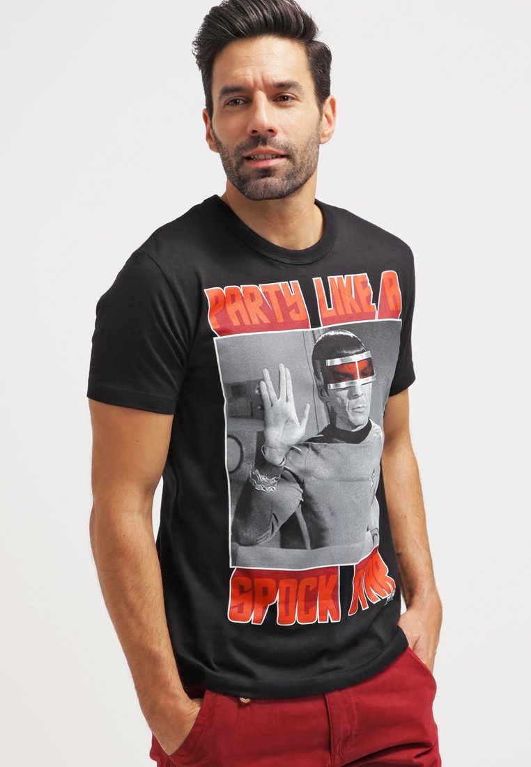 Schwarzes Baumwoll-T-Shirt mit einem großen Grafikdruck eines Charakters und dem Text "Feier wie ein Spock" in fetten roten Buchstaben.