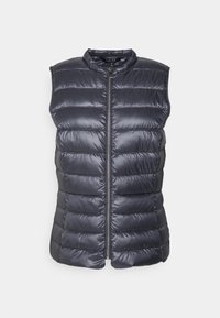 Námořnická modrá prošívaná puffer vesta s vysokým límcem a předním zipem, která má horizontální švy a hladkou, lesklou strukturu.