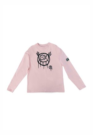 Camisa de manga larga rosa claro con un diseño gráfico negro que presenta una cara sonriente y dos ojos, hecha de suave material de algodón.