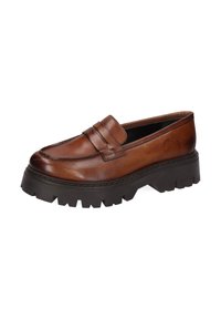 Bruine leren loafer met voorplooien, dikke zwarte rubberen zool, licht afgeronde neus en gestikte details langs de rand.