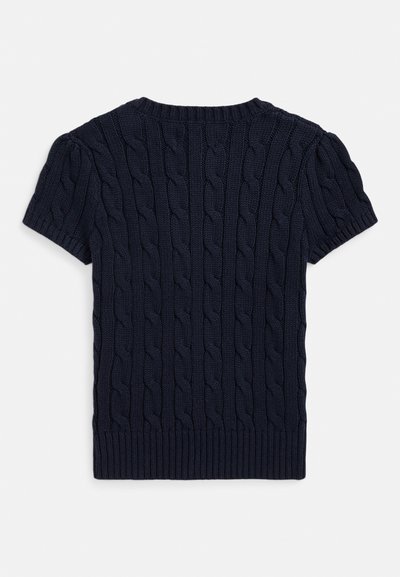Krátky rukáv námornícky modrý sveter zo spletenej priadze s rebrovaným lemom a textúrovaným vzorom. Má okrúhly výstrih a mierne nafúknuté rukávy.