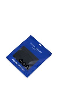 Czarna bielizna zapakowana w niebieską torebkę plastikową oznaczoną napisem "Pako Lorente Underwear", z przezroczystym okienkiem i informacjami o rozmiarze.