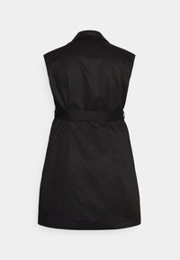Robe noire sans manches avec col, ceinture à la taille et design mi-long. Fabriquée en tissu lisse sans motifs ni accessoires visibles.