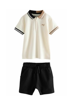 Polo en color crema con mangas cortas, cuello a rayas en negro y marrón, y logo; pantalones cortos negros con cordón y bolsillos.