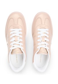 Ανοιχτό ροζ δερμάτινα αθλητικά παπούτσια με λευκά κορδόνια, στρογγυλεμένη μύτη, αντίθετες υφασμάτινες πλευρικές λεπτομέρειες και χρυσή λεπτομέρεια με το λογότυπο στη γλώσσα.
