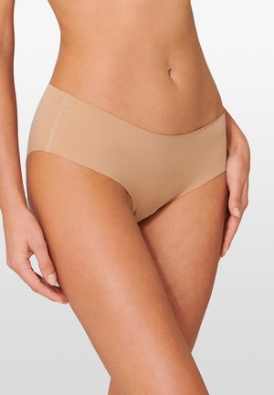Beige sömlösa hipsterunderkläder med en jämn textur och låg midja, med mjukt elastiskt midjeband och inga synliga sömmar.