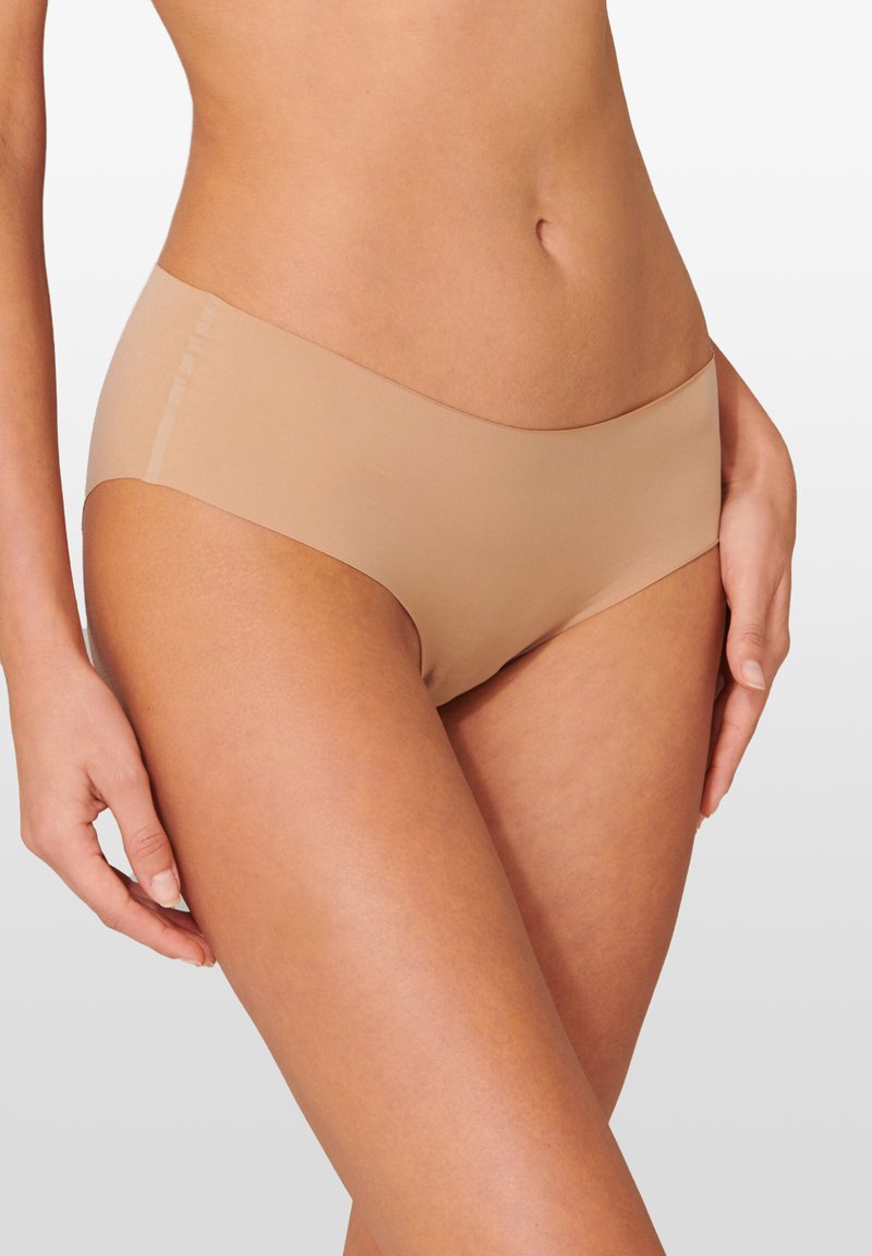 Beige nahtlose Hipster-Unterwäsche mit glatter Textur und niedriger Silhouette, ausgestattet mit einem weichen elastischen Bund und ohne sichtbare Nähte.