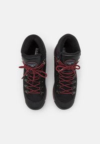 Botas de senderismo negras con un diseño de caña alta, que cuentan con cordones rojos, ojales de metal y un forro de tela texturizada. Suela de goma con punta redondeada.