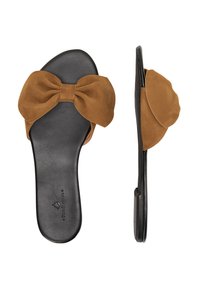 Sandali slide in suede marrone con un grande fiocco decorativo, dotati di una suola nera liscia e di un design minimalista, aperti sulla punta con un profilo piatto.