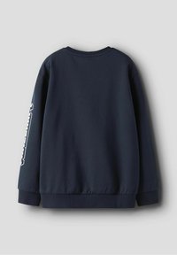 Sudadera azul marino con un ajuste relajado, puños y dobladillo acanalados, y un detalle gráfico blanco en la manga izquierda. Material de algodón suave.