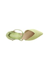 Gröna mocka ballerina med spetsig tå och en tunn ankelrem. Mjuk textur och minimalistisk design, med en subtil metallisk detalj på remmen.