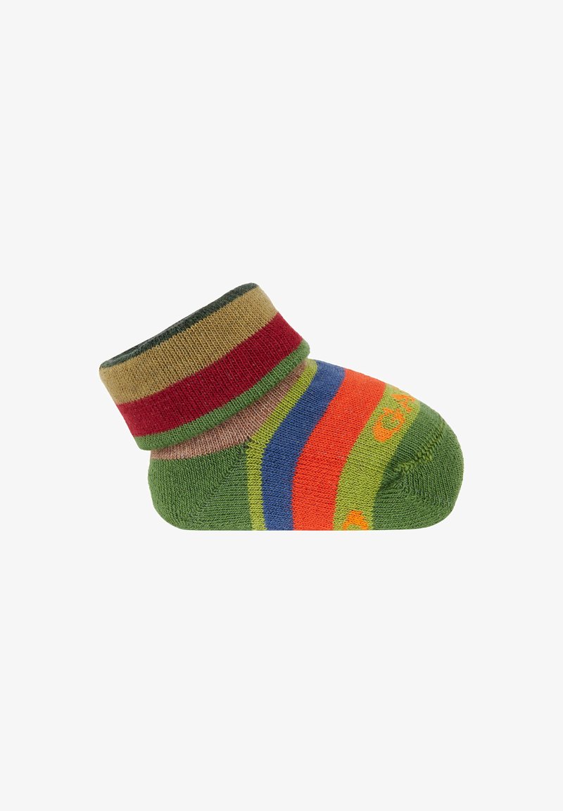 Calzini colorati per bambini con una base verde, caratterizzati da strisce orizzontali in rosso, arancione, blu e beige. Design corto alla caviglia con colletto a coste.