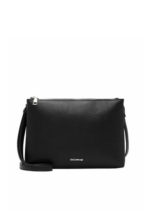 Pochette noire en cuir texturé avec fermeture éclair et sangle fine, affichant un petit texte de logo argenté au centre avant.
