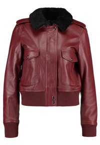 Burgundyröd läderbomberjacka med svart pälskrage, som har två framfickor, ribbad mudd och knappstängning fram.