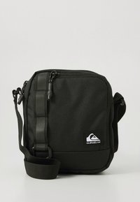 Črna pravokotna torbica čez telo z zadrgami in nastavljivim trakom, na sprednji strani z majhno značko logotipa Quiksilver.