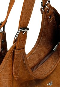 Bruine leren handtas met een textuurafwerking, voorzien van een ritsvak, metalen hardware accenten en een brede verstelbare schouderband.