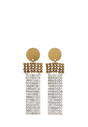Złote okrągłe ćwieki połączone ze złotymi prostokątami z koralików, z których zwisają srebrne siateczkowe łańcuszki, tworzące długie kolczyki.