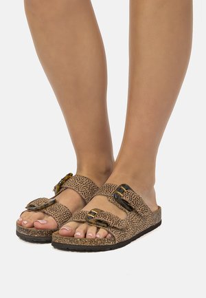 Sandali con stampa leopardata marrone, due cinturini regolabili, dettagli in metallo dorato, sottopiede in sughero e suola in gomma texturizzata.