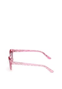 Occhiali da sole in acetato rosa con un motivo texturizzato. Montatura quadrata e tonalità sottili, con una leggera gradazione di colore dal rosa chiaro a quello più scuro.