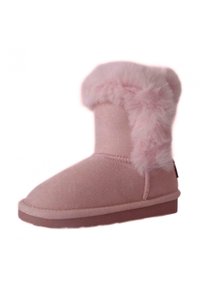 Botín rosa de tobillo hecho de suave ante con un puño de piel sintética esponjosa. La suela es plana y texturizada, con una costura y una etiqueta de logo.