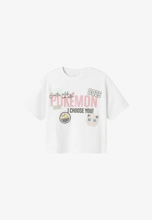 Valkoinen, lyhythihainen cropped t-paita. Sisältää värikkäitä painokuvia, mukaan lukien "Gotta catch 'em all!", numeroita ja Pokémon-hahmoja.