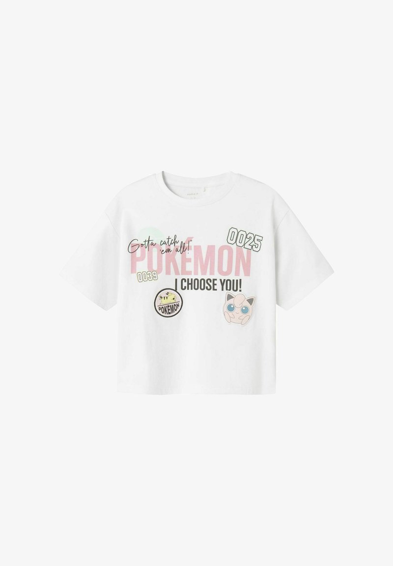 Biała, krótka koszulka z krótkim rękawem. Zawiera kolorowe nadruki, w tym "Musisz je wszystkie złapać!", numery i postacie z Pokémon.
