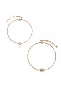 Due braccialetti delicati in tono oro con catene regolabili, uno con una perla e l'altro con un cristallo, entrambi con design circolare.