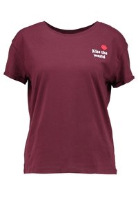 Camiseta de algodón burdeos de manga corta, cuello redondo, con el texto "Kiss the world" y un gráfico de labios rojos en el lado izquierdo del pecho.