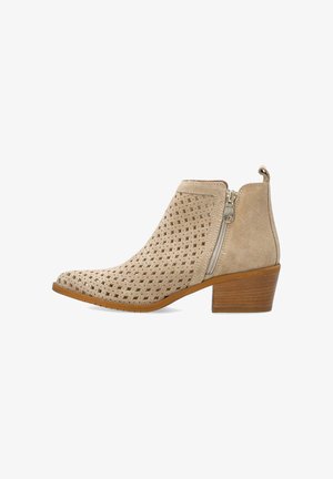 Beige suède enkellaars met vierkante perforaties, zijrits, aantreklus, afgeronde neus en gestapelde houten blokhak.