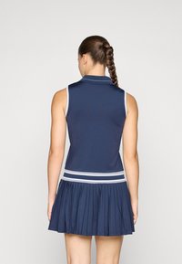 Temno modra brezrokavna obleka s ovratnikom, plisiranjem in belim prugastim pasom, izdelana iz gladkega, raztegljivega materiala.