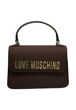 Mørkebrun læderhåndtaske med topgreb og store gyldne bogstaver, der staver "LOVE MOSCHINO" på frontklappen.