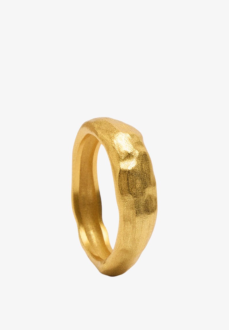 Złoty pierścionek z teksturowaną, młotkowaną powierzchnią, o lekko nieregularnym kształcie i gładkiej wewnętrznej opasce zapewniającej wygodę.