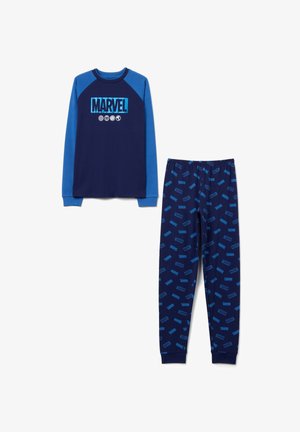 Marineblauwe pyjama-set met een langzijdige top met een blauw accent van het "MARVEL"-logo en bijpassende onderstukken met verspreide "MARVEL"-logo's.