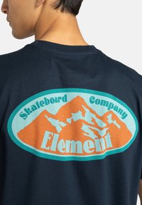 Meeresblaue Baumwoll-T-Shirts mit grafischer Darstellung in Form eines Kreises, der orangefarbene Berge zeigt, sowie hellblauer Schrift mit den Worten "Skateboard Company" und "Element".