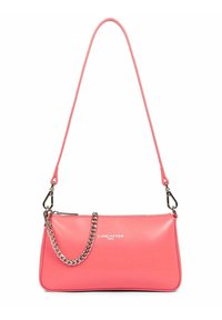 Borsa a tracolla in pelle rosa con un accento a catena e una lunga tracolla regolabile. Presenta una chiusura con zip e una texture liscia.