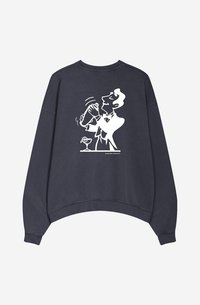 Sudadera oscura de color marino con un diseño corto, que presenta un gráfico en blanco de un hombre agitando un cóctel y un vaso a la izquierda. Textura suave.