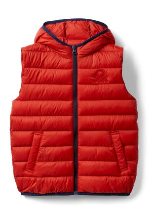 Gilet isolant rouge avec un motif matelassé horizontal, fermeture éclair bleue et deux poches latérales. Il est doté d'une capuche et d'un logo sur la poitrine.