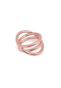 Anello in oro rosa con bande intrecciate, caratterizzato da una finitura liscia e lucida e bordi arrotondati, creando un design dinamico in tre dimensioni.