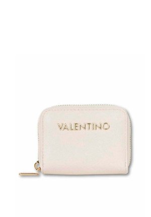 Pequeña cartera de cuero beige con cremallera dorada y "VALENTINO" grabado en letras doradas en la parte delantera.