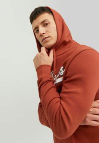 Jack & Jones JJELOGO HOOD - Felpa con cappuccio - cinnabar