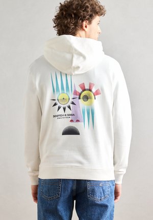 Felpa bianca con cappuccio caratterizzata da un design geometrico colorato sul retro, con elementi blu, gialli, rossi e neri, e polsini e orlo a coste.